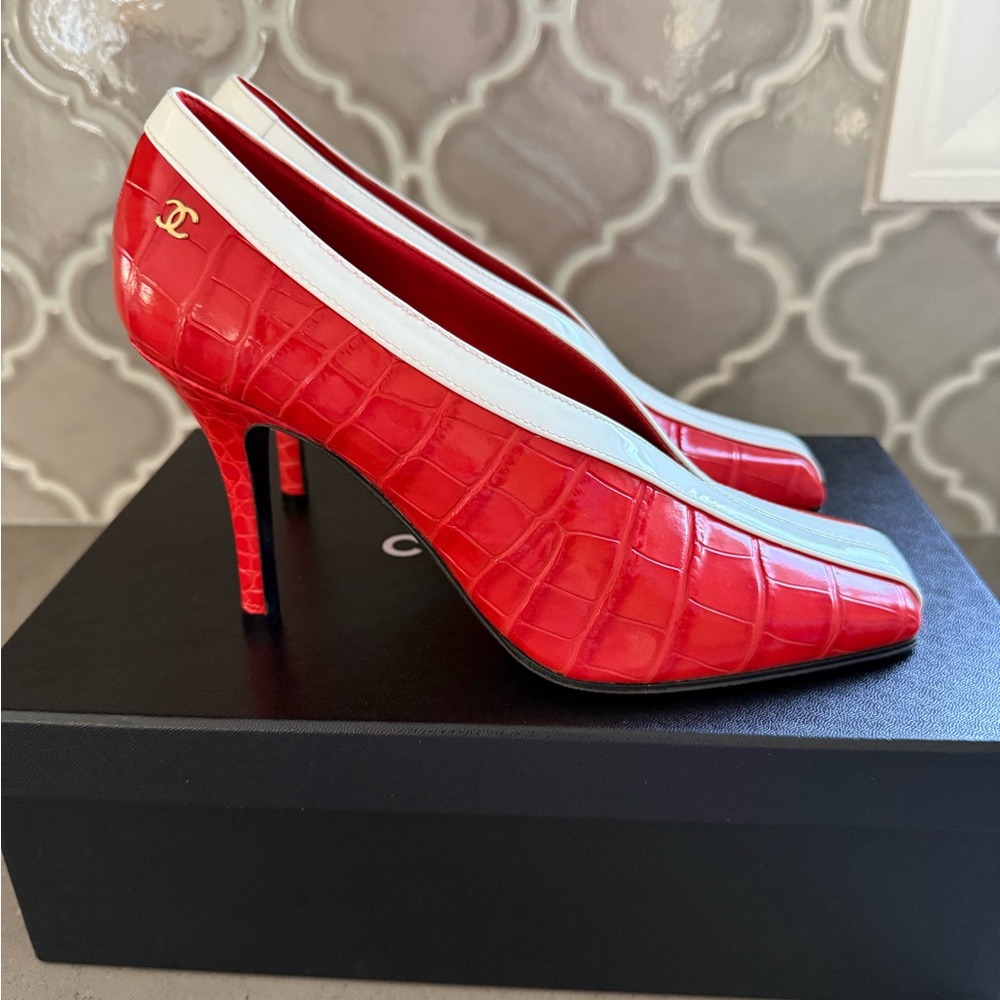 BNWT Chanel 26S Croc Embossed Patent Coral White Leather Pumps Shoes Size 37.5 - Picture 2 of 12